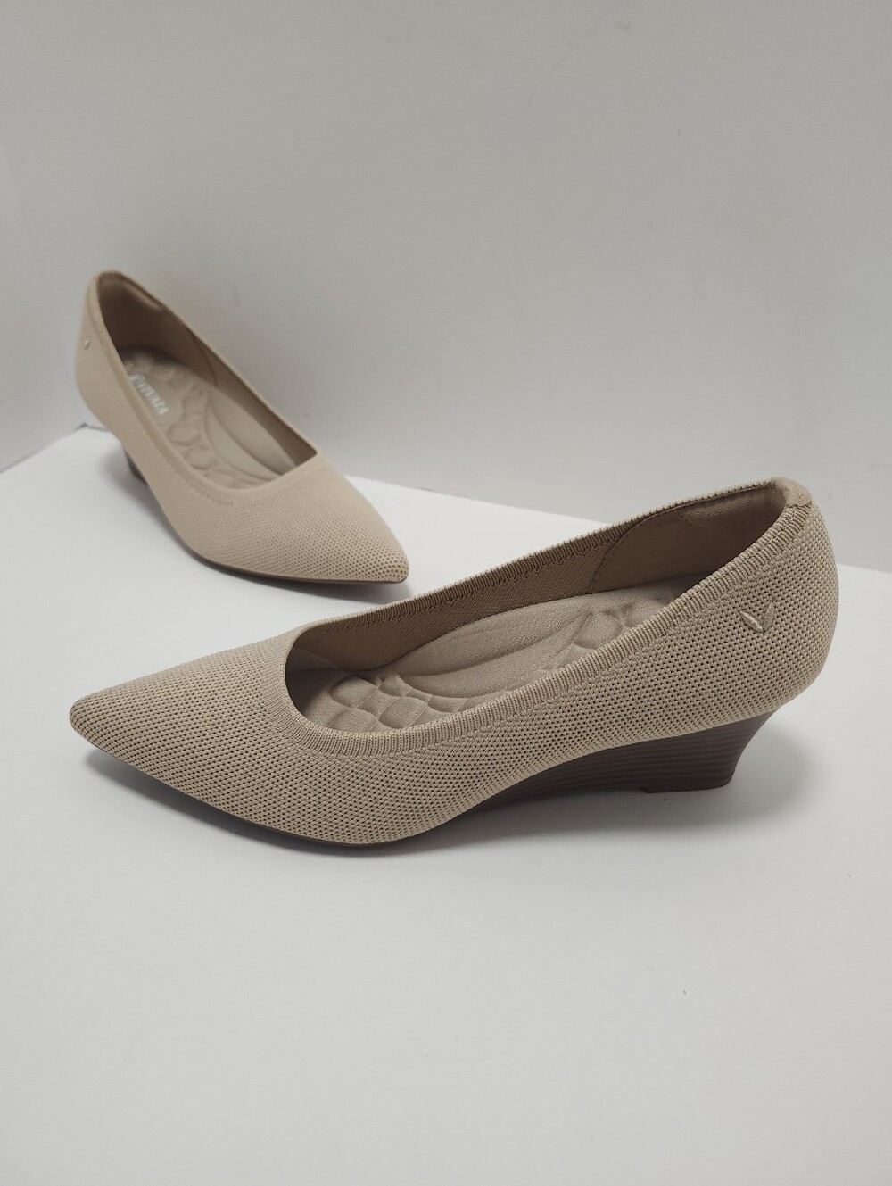 Vivaia Womens Aria Wedge Pointed Toe Shoes Size 38.5 US 8 Tan Nude NWOB